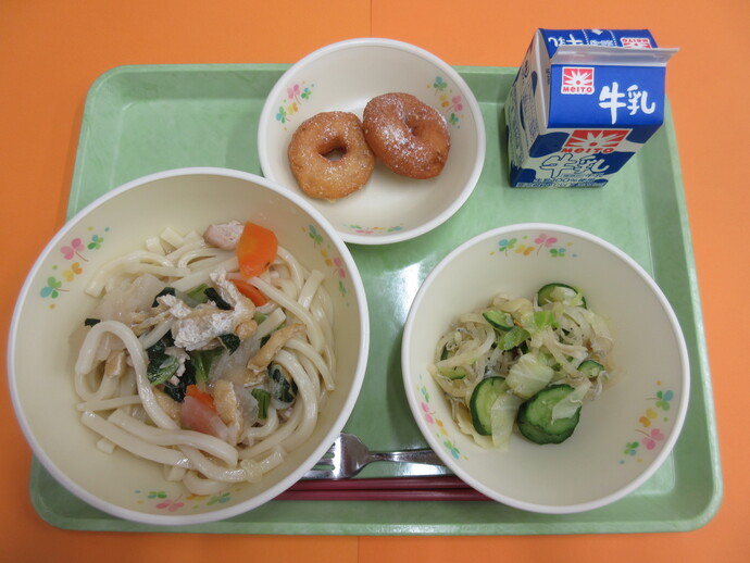 令和7年4月14日 今日の給食 煮込みうどん じゃこあえ おからドーナッツ 牛乳