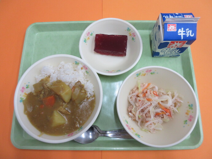 令和7年4月15日(火曜日)の給食 カレーライス ツナサラダ グレープかん 牛乳