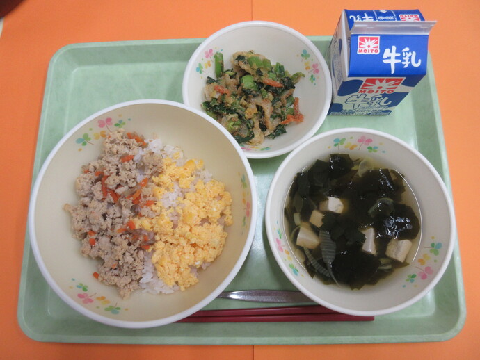 4月16日の給食 そぼろ丼 すまし汁 ごまあえ 牛乳