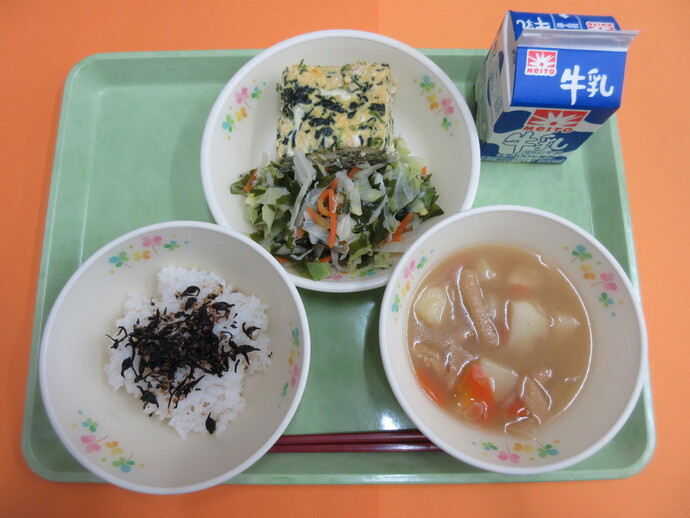 令和7年4月18日の給食 ご飯 手作りふりかけ 五目みそ汁 千草焼き キャベツとわかめのあえもの 牛乳