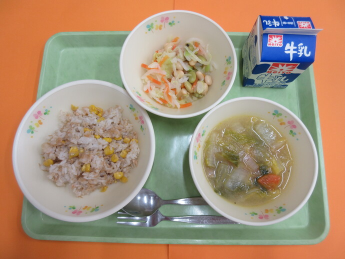 4月21日の給食 ツナピラフ 野菜とベーコンのスープ ビーンズサラダ 牛乳