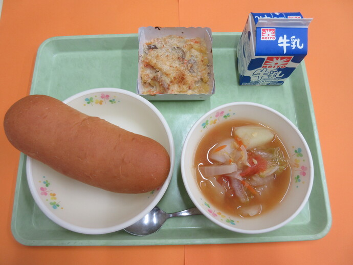 4月22日の給食 ミルクパン レンズ豆のスープ マカロニグラタン 牛乳