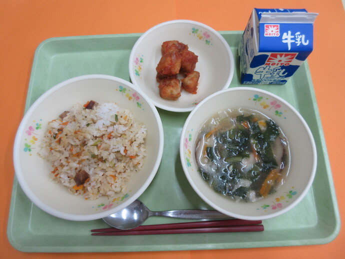 4月23日の給食 チャーハン 春雨スープ もうかざめのチリソースがけ 牛乳