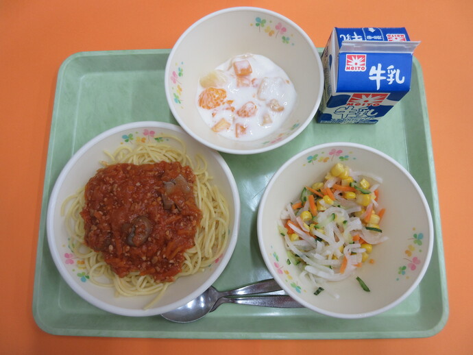 4月25日の給食 スパゲティミートソース ダイコーンサラダ フルーツヨーグルトがけ 牛乳