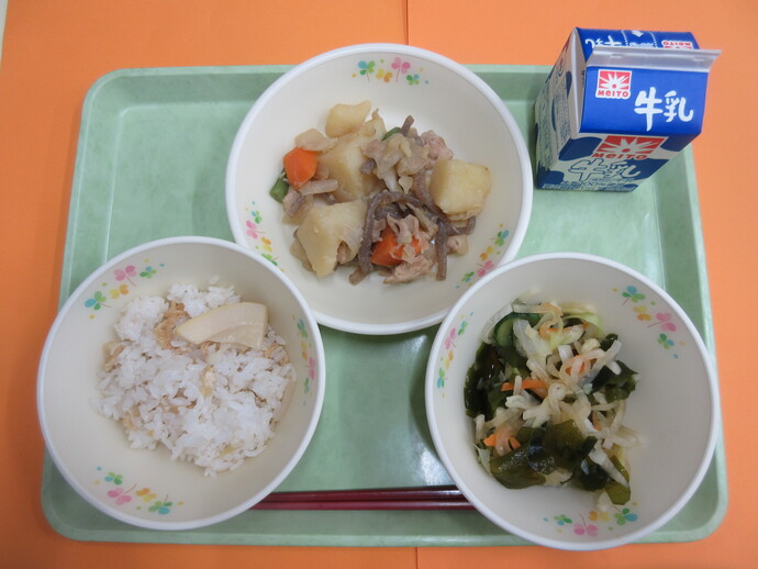 4月28日 たけのこご飯 肉じゃが 和風あえ 牛乳