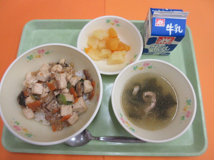 5月1日の給食 四川豆腐丼 わかめスープ ミックスフルーツ 牛乳