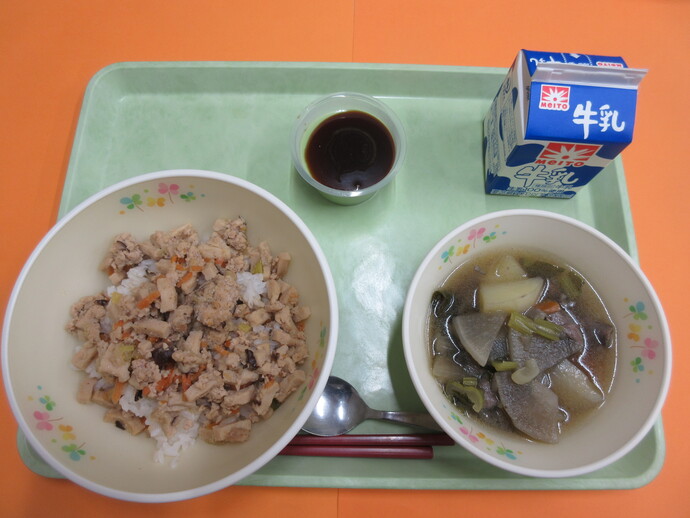 5月2日の給食 高野豆腐のそぼろ丼 いなか汁 抹茶ゼリー黒みつかけ 牛乳