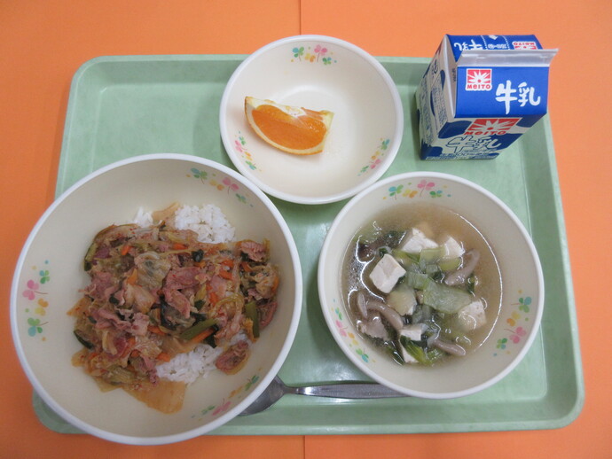 5月9日の給食 豚キムチ丼 チンゲン菜のスープ きよみオレンジ 牛乳