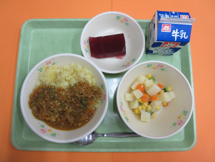 5月10日の給食 ドライカレー マセドアンサラダ グレープかん 牛乳