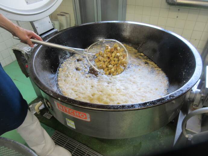 材料を油で揚げている様子