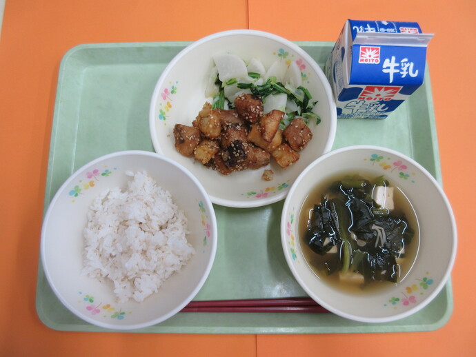 5月13日の給食 ご飯 みそ汁 鰹の甘辛揚げ かぶのレモン風味 牛乳