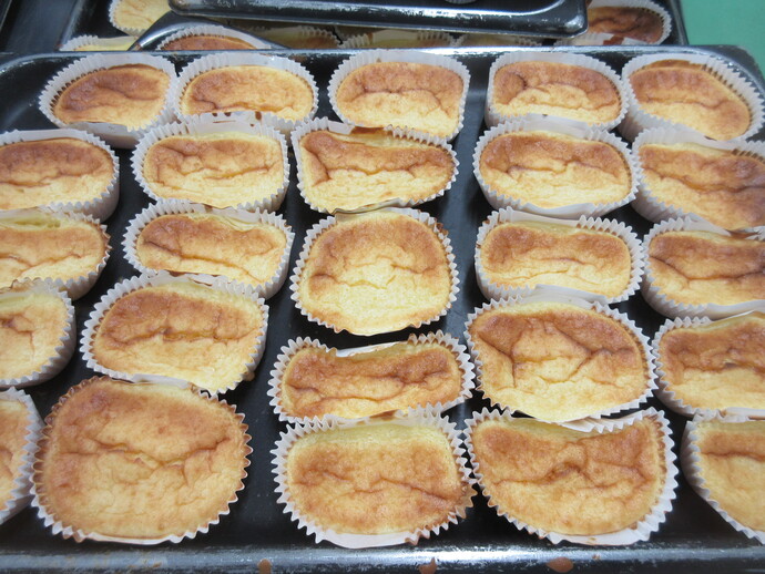 焼きあがったマーマレードケーキ