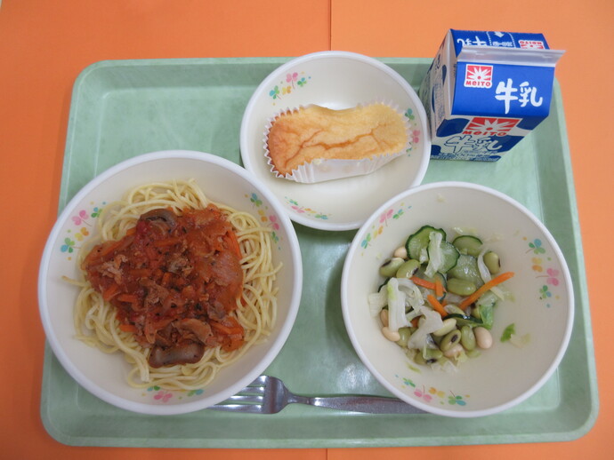 5月14日の給食 スパゲティアラビアータ ビーンズサラダ マーマレードケーキ 牛乳