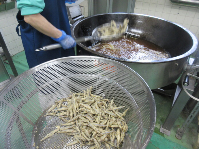 きびなごを油で揚げている様子