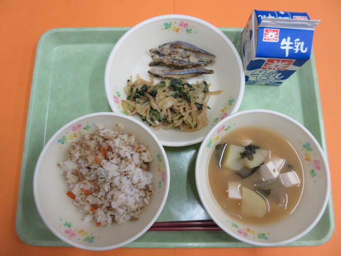 5月19日の給食 新ごぼうご飯 味噌汁 きびなご揚げ ごまあえ 牛乳