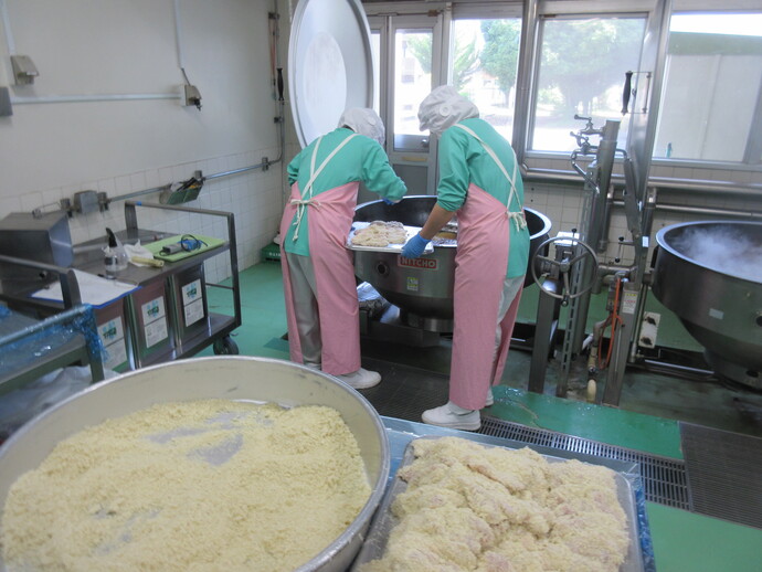 チキンカツ調理の様子