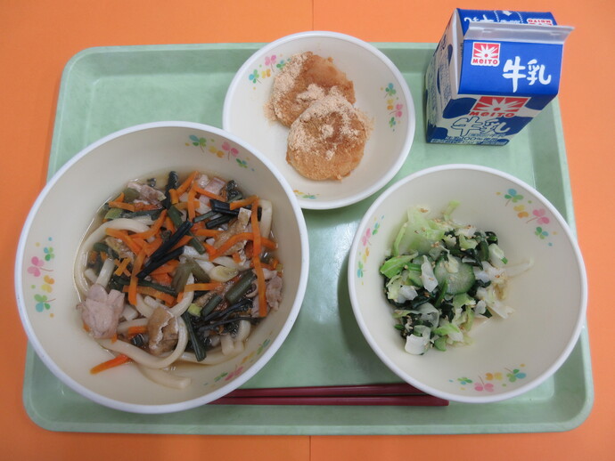 5月21日の給食 山菜うどん 茹野菜ごまだれがけ きなこ団子 牛乳