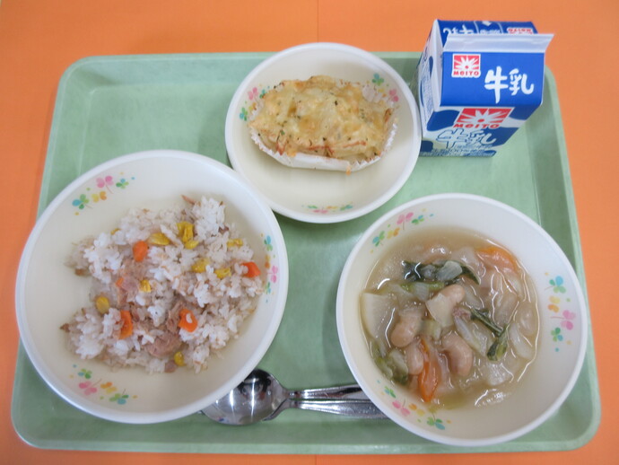 5月23日の給食 ツナピラフ 白いんげんと野菜のスープ じゃがいものチーズ焼き 牛乳