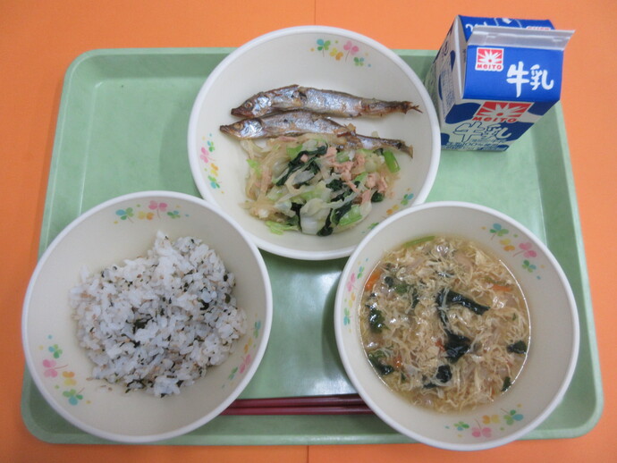 5月28日の給食 わかめご飯 むらくも汁 焼きししゃも 野菜とツナのあえもの 牛乳