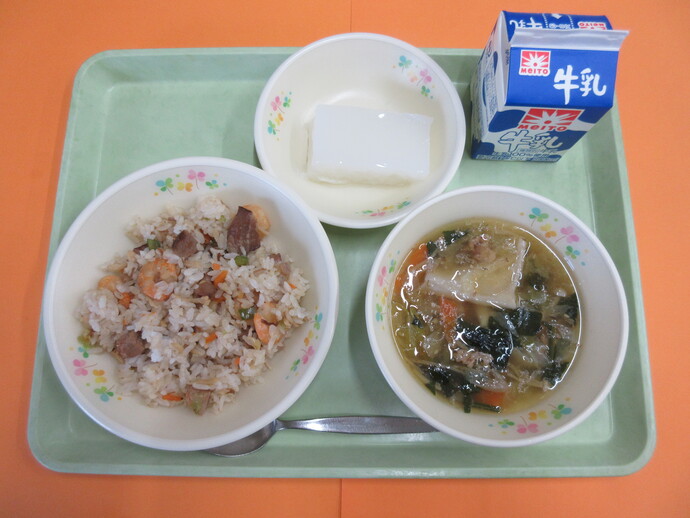 5月30日 エビチャーハン ワンタンスープ サワーかん 牛乳