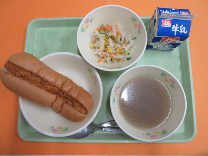 6月3日の給食 チリビーンズドッグ オニオンスープ ダイコーンサラダ 牛乳