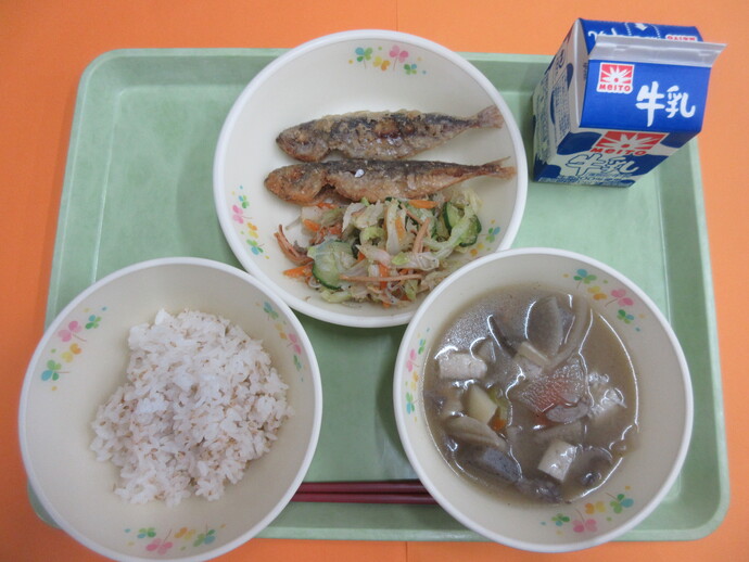 6月4日の給食 ごまご飯 豚汁 豆あじの香味揚げ かみかみサラダ 牛乳