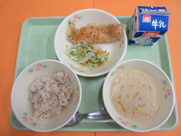 6月6日の給食 ガーリックライス クリームコーンスープ 鮭の香草パン粉焼き コールスロー 牛乳