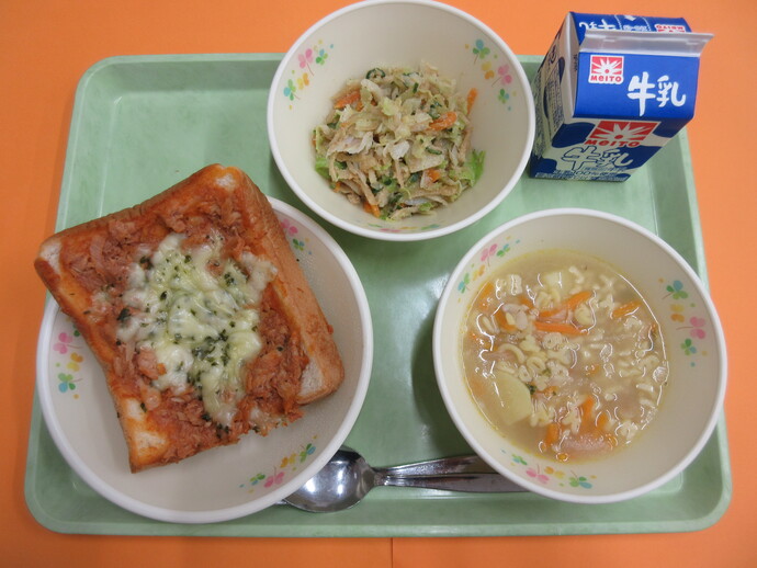 6月10日の給食 ツナピザトースト ABCスープ ごぼうサラダ 牛乳