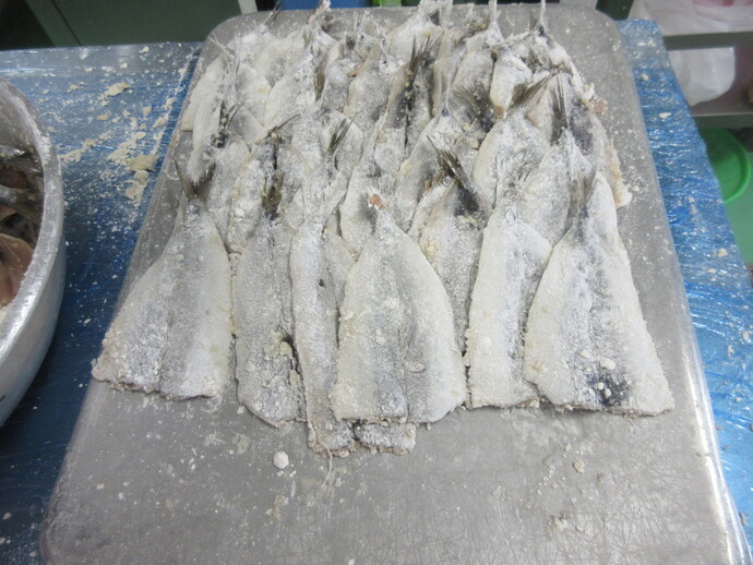 揚げる前のいわし