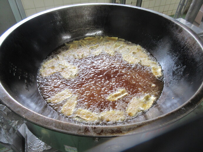 いわしを油で揚げている様子