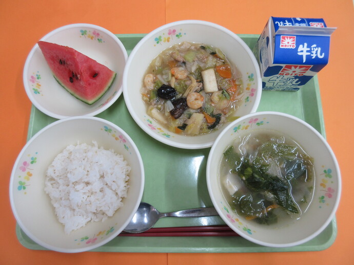 6月17日の給食 ご飯 八宝菜 レタスのスープ 小玉すいか 牛乳