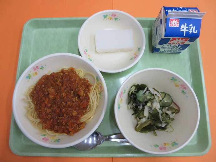 6月18日の給食 スパゲティ カレーミートソース 海藻サラダ サワーかん 牛乳