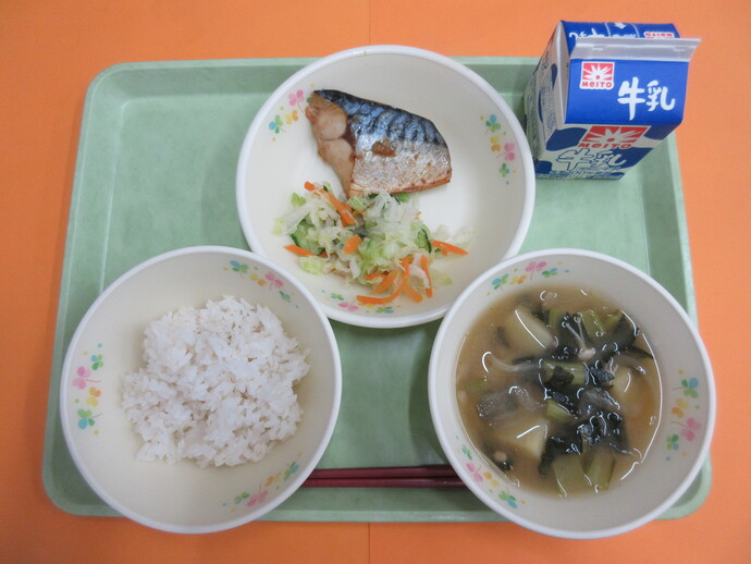 6月19日の給食 ご飯 みそ汁 さばのにんにく焼き 即席漬け 牛乳