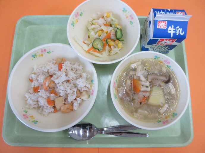 6月20日の給食 シーフードピラフ ペイザンヌスープ コーンサラダ 牛乳