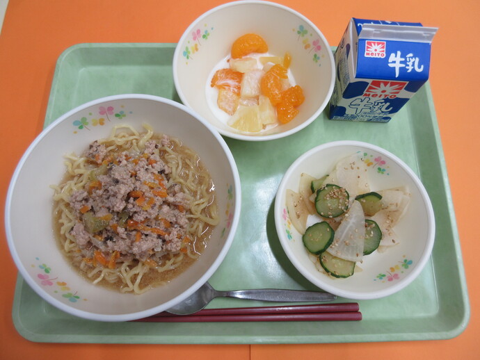 6月25日の給食 担々麺 華風漬け フルーツヨーグルトがけ 牛乳