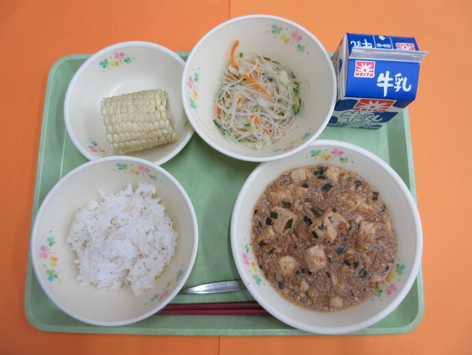 6月30日の給食 ご飯 マーボー豆腐 バンウースー ゆでとうもろこし 牛乳