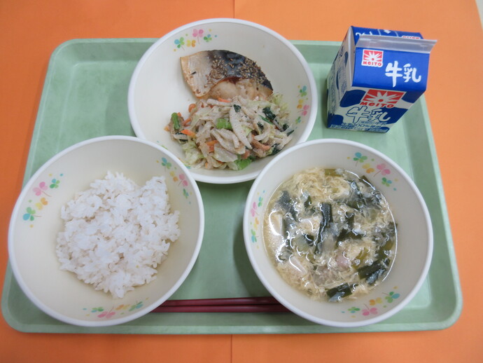 7月1日の給食 ご飯 にらたま汁 さばの南部焼き 茹野菜のごまだれかけ 牛乳