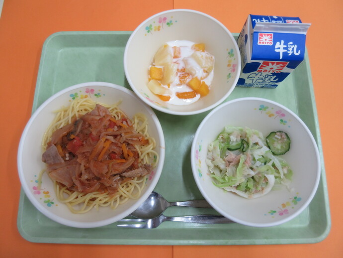 7月2日2の給食 スパゲティアラビアータ ツナサラダ フルーツヨーグルトがけ 牛乳