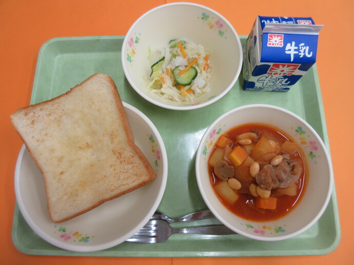7月3日の給食 はちみつレモントースト ポークビーンズ フレンチサラダ 牛乳