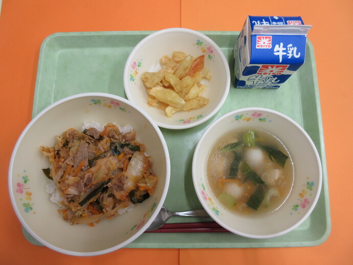 7月4日の給食 豚キムチ丼 中華スープ フライドポテト 牛乳