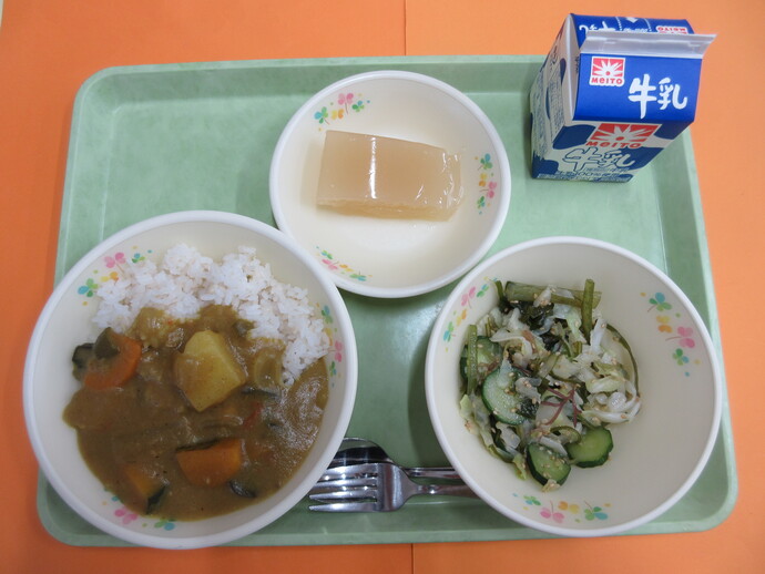 7月5日の給食 夏野菜カレーライス 海藻サラダ 桃ゼリー 牛乳