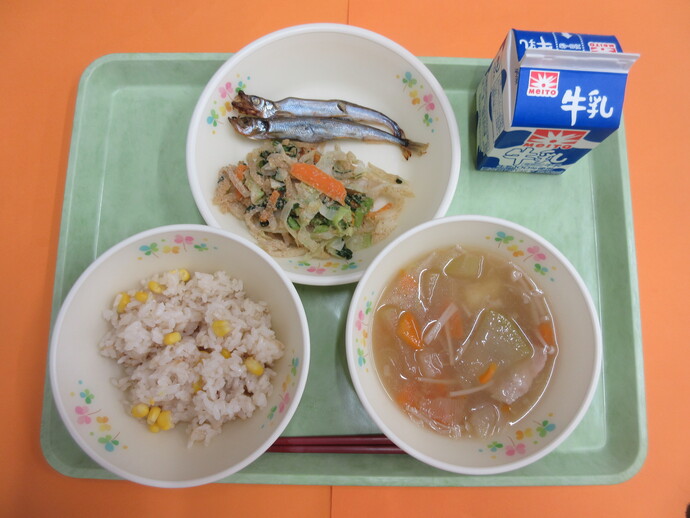 7月8日の給食 とうもろこしご飯 冬瓜汁 焼きししゃも ごまあえ 牛乳