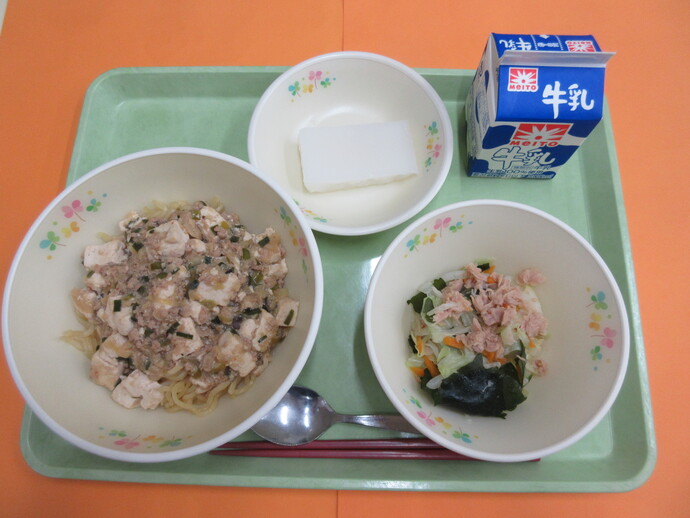 7月9日の給食 マーボー麺 ツナとわかめのあえもの サワーかん 牛乳
