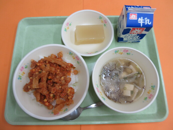 7月14日の給食 タコライス もずくスープ パインかん 牛乳
