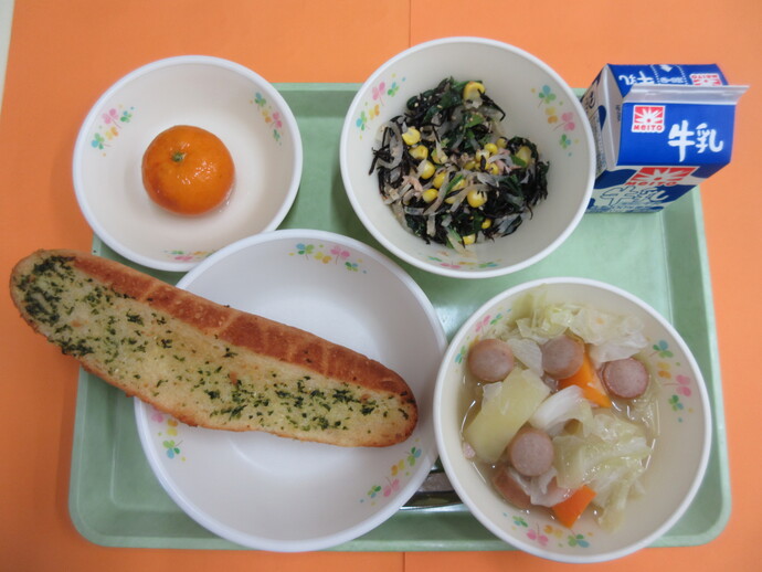 7月15日の給食 ガーリックトースト ポトフ ひじきサラダ 冷凍みかん 牛乳