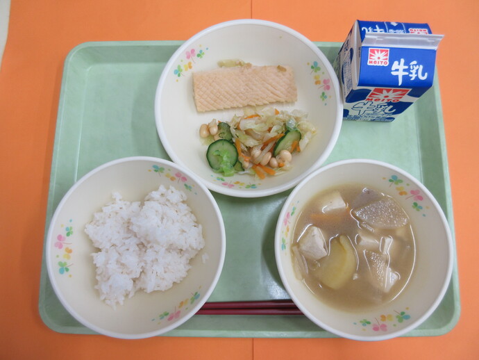 9月12日の給食 ご飯 呉汁 いかの照り焼き 茹で野菜のごまだれかけ 牛乳