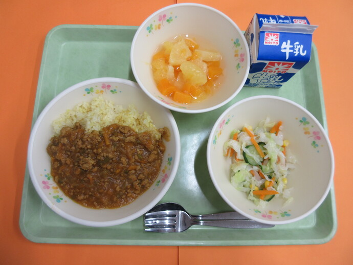 7月17日の給食 ドライカレー コーンサラダ フルーツポンチ(サイダー) 牛乳