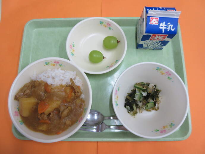 9月2日の給食 カレーライス 海藻サラダ シャインマスカット 牛乳