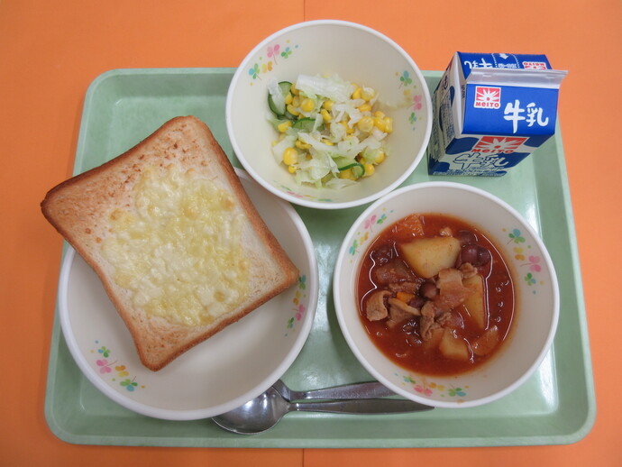 9月4日の給食 チーズトースト チリコンカン コーンサラダ 牛乳