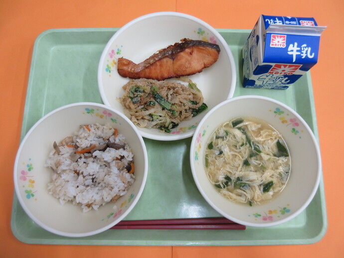 9月5日の給食 かやくご飯 むらくも汁 鮭の塩焼き ごまあえ 牛乳